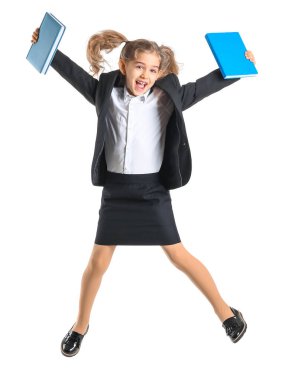 Beyaz arka planda zıplayan küçük okul kızı.