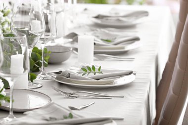 Restorandaki düğün kutlaması için güzel bir masa.