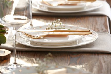 Restorandaki düğün kutlaması için güzel bir masa.