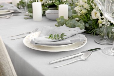 Restorandaki düğün kutlaması için güzel bir masa.