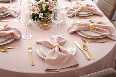 Restorandaki düğün kutlaması için güzel bir masa.