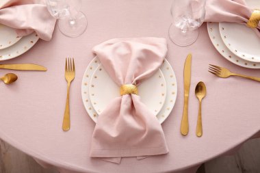 Restorandaki düğün kutlaması için güzel bir masa.