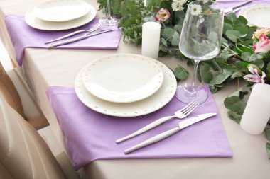 Restorandaki düğün kutlaması için güzel bir masa.