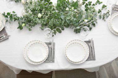 Restorandaki düğün kutlaması için güzel bir masa.