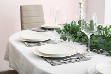 Restorandaki düğün kutlaması için güzel bir masa.