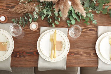 Restorandaki düğün kutlaması için güzel bir masa.