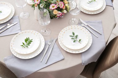 Restorandaki düğün kutlaması için güzel bir masa.