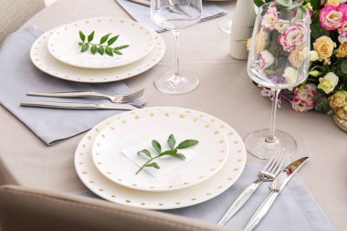 Restorandaki düğün kutlaması için güzel bir masa.