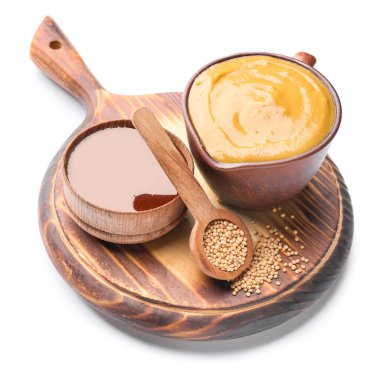 Beyaz arkaplanlı bir sürahi ballı hardal sosu.