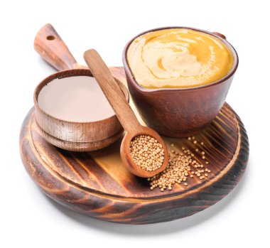 Beyaz arkaplanlı bir sürahi ballı hardal sosu.