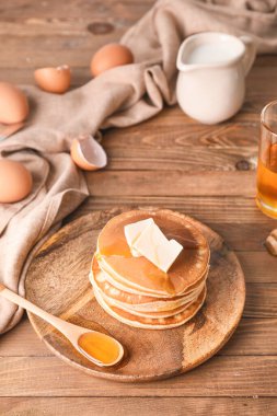 Ballı ve tereyağlı leziz krepler.