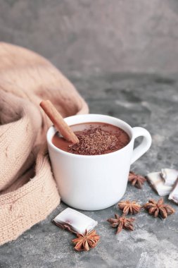 Arka planda bir fincan sıcak çikolata.