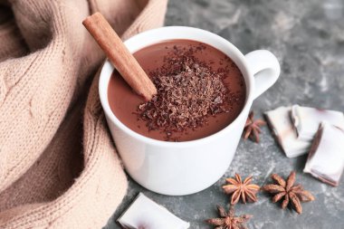 Arka planda bir fincan sıcak çikolata.