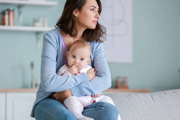 Jonge Vrouw Die Thuis Aan Postnatale Depressie Lijdt — Stockfoto