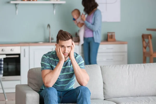 Madre Con Bebé Padre Joven Que Sufre Depresión Postnatal Casa — Foto de Stock