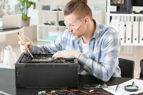 Electronic Technician Working Service Center — Stock Photo, Image