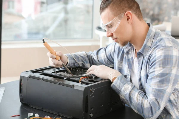 Electronic Technician Working Service Center — Stock Photo, Image