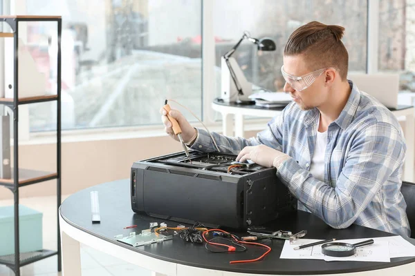 Electronic Technician Working Service Center — Stock Photo, Image