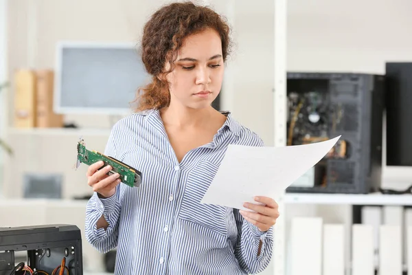 Elektronische Technicus Werkzaam Het Servicecentrum — Stockfoto