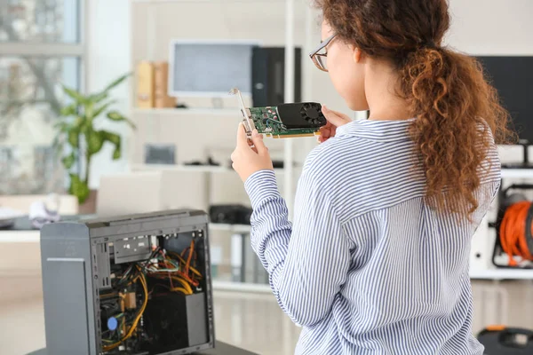 Technicien Électronique Travaillant Dans Centre Service — Photo