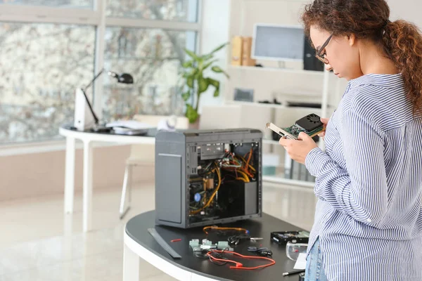 Electronic Technician Working Service Center — Stock Photo, Image