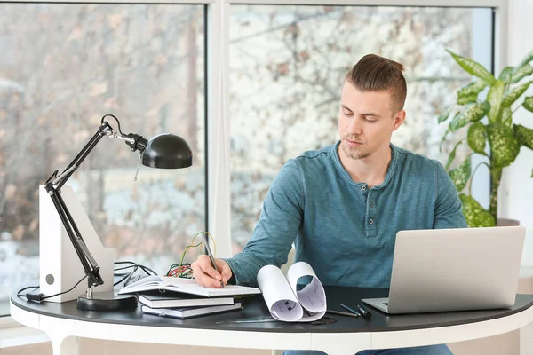 Electronic Technician Working Service Center — Stock Photo, Image