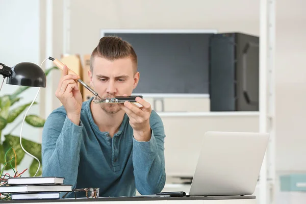 Electronic Technician Working Service Center — Stock Photo, Image