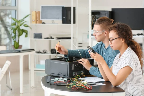 Electronic Technicians Working Service Center — Stock Photo, Image