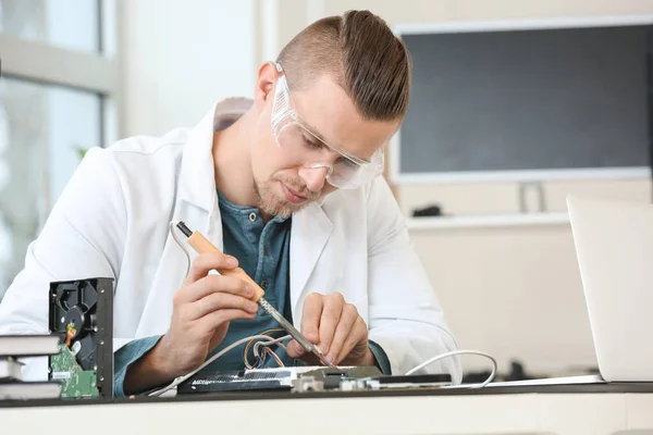 Technicien Électronique Travaillant Dans Centre Service — Photo