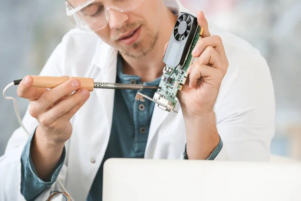 Técnico Eletrônico Que Trabalha Centro Serviço — Fotografia de Stock