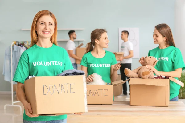 Voluntarios Con Donaciones Para Pobres Interior — Foto de Stock