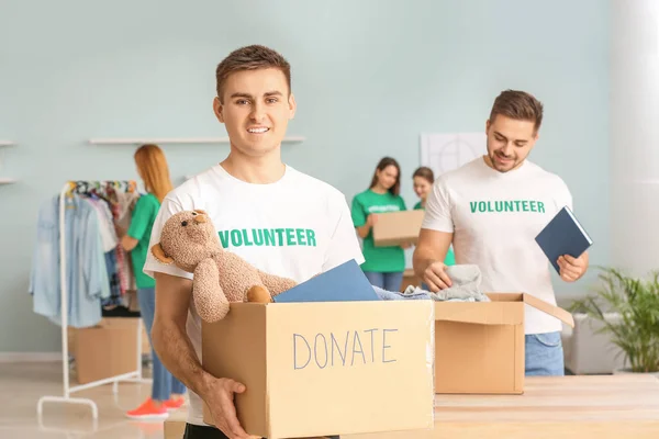 Volontari Con Donazioni Poveri Chiuso — Foto Stock