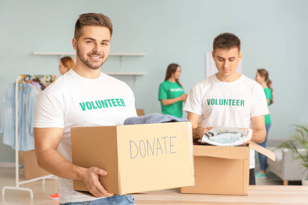 Добровольцы с пожертвованиями для бедных людей в помещении
