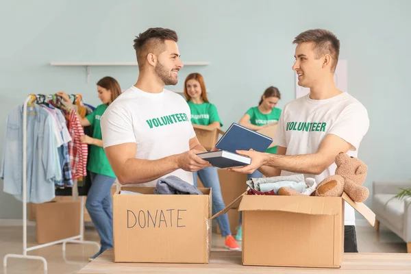 Freiwillige Mit Spenden Für Arme Menschen Haus — Stockfoto