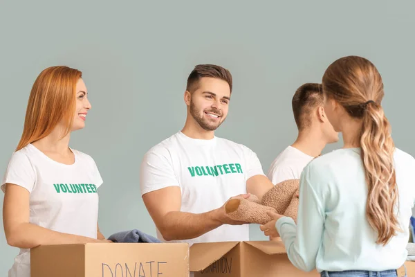 Voluntários Com Doações Para Pessoas Pobres Dentro Casa — Fotografia de Stock