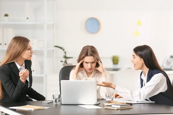 Hermosas Jóvenes Empresarias Trabajando Juntas Cargo —  Fotos de Stock