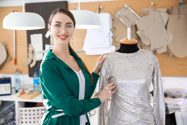 Sarto Femminile Vicino Manichino Con Vestiti Officina — Foto Stock