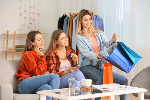 Jeunes Femmes Avec Sacs Provisions Maison — Photo