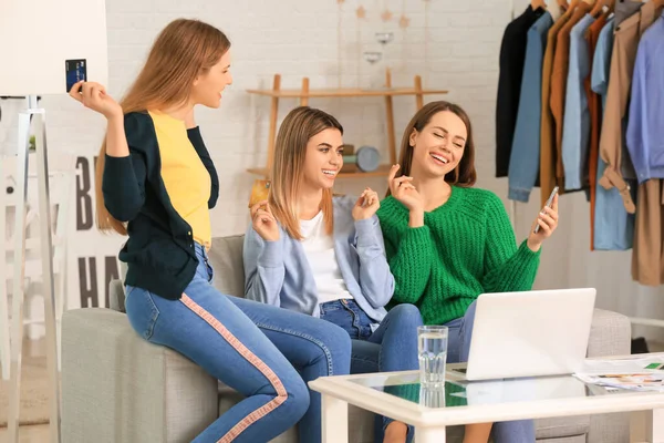 Evde Online Alışveriş Için Dizüstü Bilgisayar Kullanan Genç Kadınlar — Stok fotoğraf
