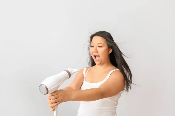 Mulher Asiática Bonita Com Secador Cabelo Fundo Claro — Fotografia de Stock