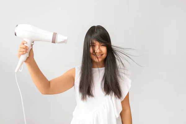 Mulher Asiática Bonita Com Secador Cabelo Fundo Claro — Fotografia de Stock