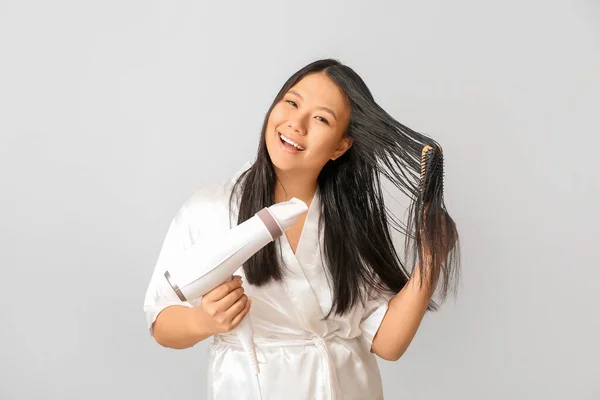 Mulher Asiática Bonita Com Secador Cabelo Fundo Claro — Fotografia de Stock