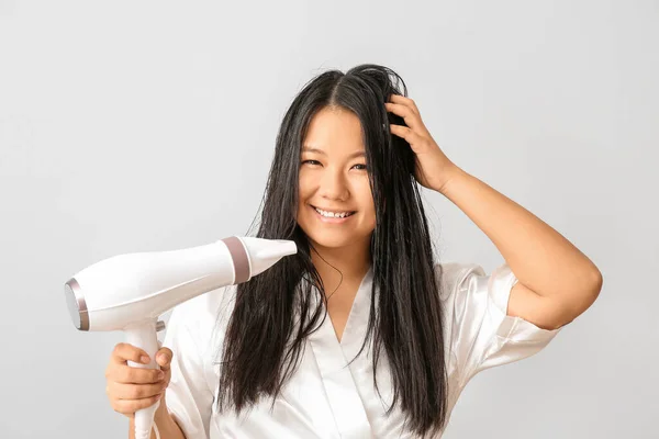 Όμορφη Ασιατική Γυναίκα Στεγνωτήρα Μαλλιών Στο Φως Φόντο — Φωτογραφία Αρχείου