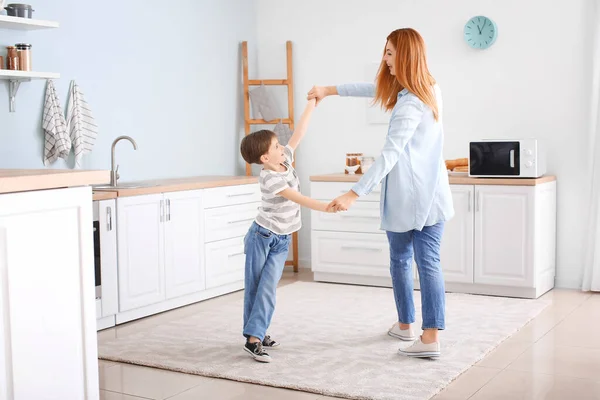 Felice Madre Suo Piccolo Figlio Che Ballano Cucina — Foto Stock