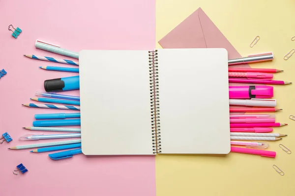 Cuaderno Con Material Escolar Sobre Fondo Color — Foto de Stock