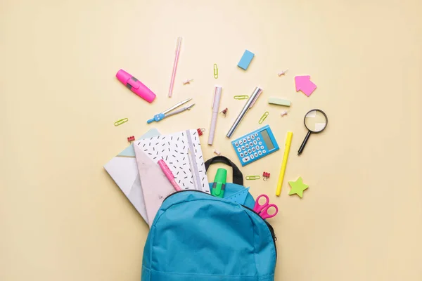 Renkli Sırt Çantalı Okul Gereçleri — Stok fotoğraf
