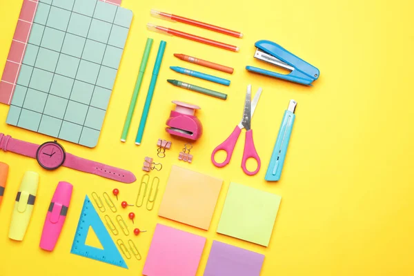 Ensemble Fournitures Scolaires Avec Horloge Sur Fond Couleur — Photo