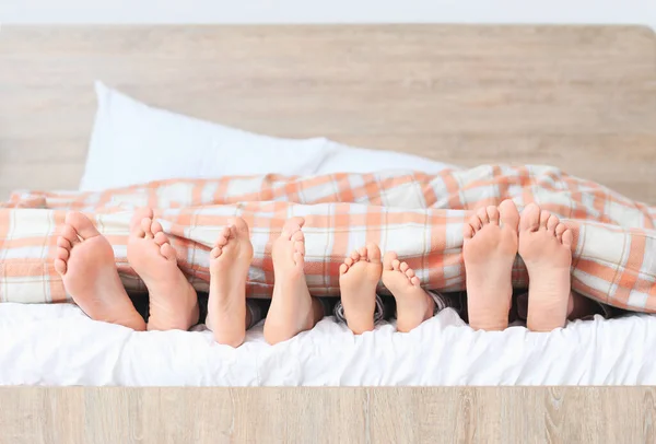 Family Lying Bed Home — Stock Photo, Image