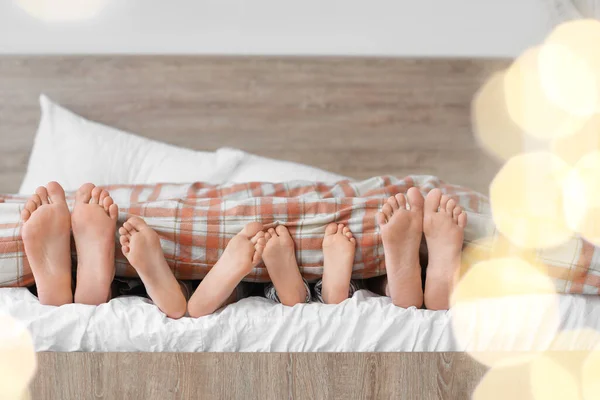 Family Lying Bed Home — Stock Photo, Image