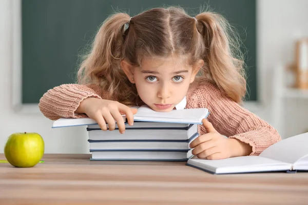 Χαριτωμένο Κοριτσάκι Βιβλία Στο Γραφείο Στην Τάξη — Φωτογραφία Αρχείου